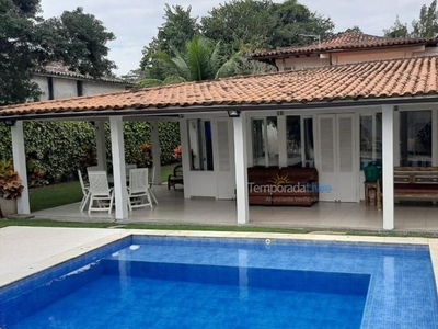 Linda casa em condomínio, em Manguinhos, com 4 quartos