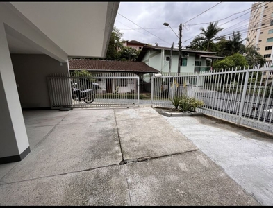 Casa no Bairro Centro em Blumenau com 3 Dormitórios (1 suíte) e 120 m²