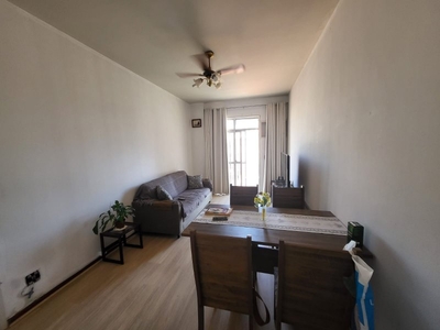 Apartamento em rua residencial e prédio familiar