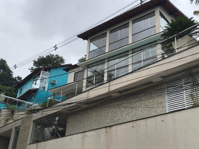 Casa triplex em condomínio em itaipu