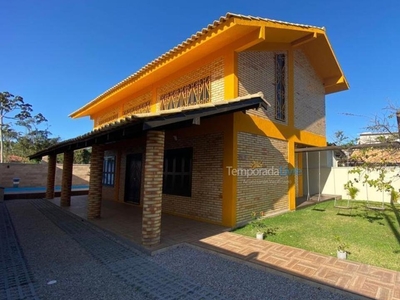 Casa com piscina em Canto Grande a 140 metros do mar de dentro