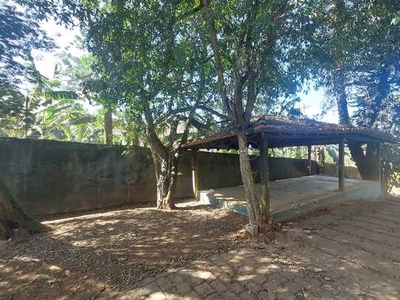 Casa térrea com 3 dormitórios, piscina e um terreno enorme no miolo da Granja Viana