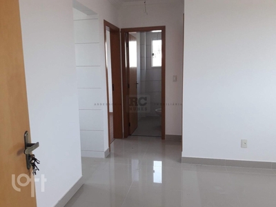 Apartamento à venda em Candelária com 48 m², 2 quartos, 1 suíte, 1 vaga