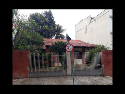 Ótima OPORTUNIDADE! Casa no Quebra-Coco, em frente a Praça