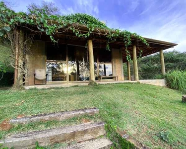 Casa de estilo exclusivo em Santo Antônio do Pinhal em condomínio!