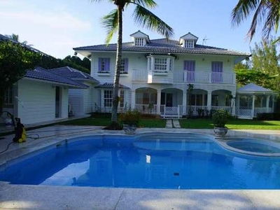 Locação Linda Casa de Esquina Condomínio Malibú Barra da Tijuca 762m² com Área Construída