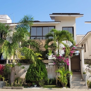 Casa Triplex em Condomínio Fechado à Venda.