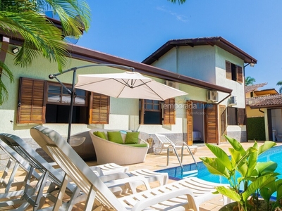 Maravilhosa casa com piscina e spa em Ubatuba