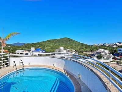 Na praia de jurerê internacional, mobiliado, com 3 suítes e terraço amplo com piscina