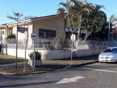 Casa no centro, tanto para comercial e residencial.