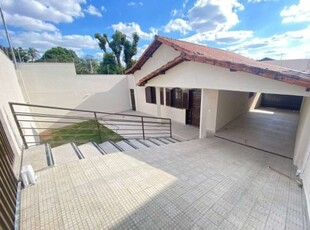 Casa plana de três quarto no bairro santa branca