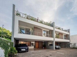 Raridade no mercado.
casa em condomínio fechado, com apenas 04 unidade no bairro vila assunção.
a casa possui 362m² de área privativa, composta por 3 suítes, sendo 1 master