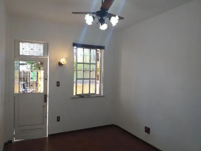 Apartamento no Grajaú, 2 quartos, térreo.