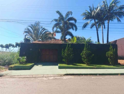 Casa com 3 quartos à venda no bairro Jardim Presidente, 400m²