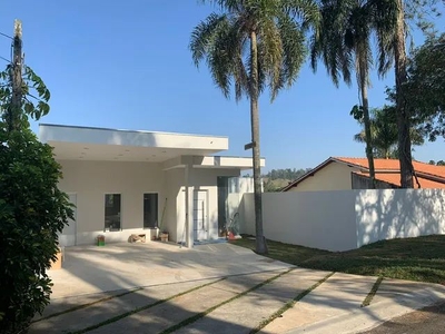 Casa de condomínio para aluguel possui 400 metros quadrados com 4 quartos