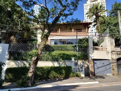 Casa para aluguel possui 300 metros quadrados no Pacaembu - São Paulo - SP