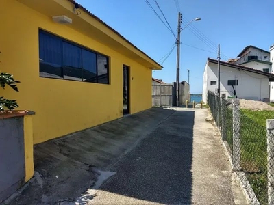 Casa pé na areia - Praia Armação