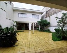 Casa com 4 quartos e 7 banheiros para alugar