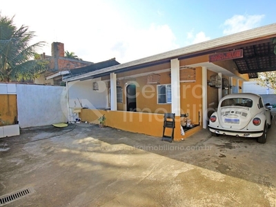 Casa com 2 Quartos e 2 banheiros à Venda, 130 m² por R$ 300.000