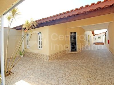 Casa com 2 Quartos e 2 banheiros à Venda, 72 m² por R$ 320.000