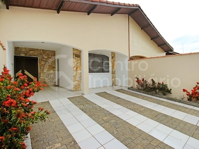Casa com 2 Quartos e 2 banheiros à Venda, 92 m² por R$ 335.000