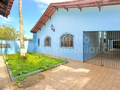 Casa com 2 Quartos e 3 banheiros à Venda, 215 m² por R$ 380.000