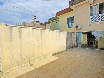 Casa com 2 Quartos e 3 banheiros à Venda, 91 m² por R$ 270.000