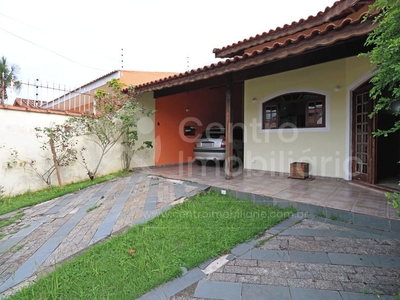 Casa com 3 Quartos e 2 banheiros à Venda, 120 m² por R$ 450.000