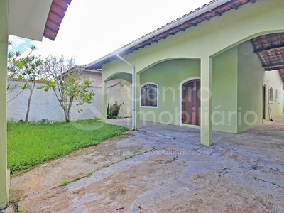 Casa com 3 Quartos e 2 banheiros à Venda, 125 m² por R$ 330.000