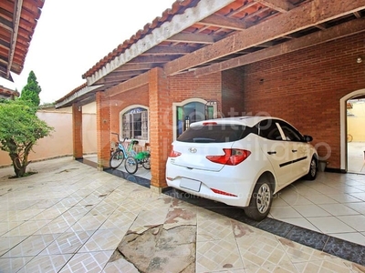 Casa com 4 Quartos e 2 banheiros à Venda, 145 m² por R$ 350.000