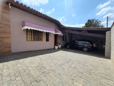 Casa térrea com 3 dormitórios excelente oportunidade