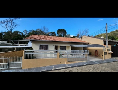 Casa no Bairro Velha em Blumenau com 3 Dormitórios e 194 m²