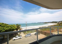 Apartamento com vista para o mar, localizado na praia de Quatro Ilhas em Bombinhas.