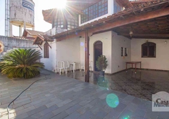 Casa com 3 quartos à venda no bairro Araguaia, 240m²