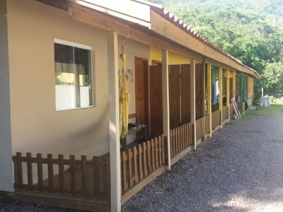 Casa com ar campestre, para alugar com 2 quartos no.norte da ilha.bus passa na frente,ensolarada.