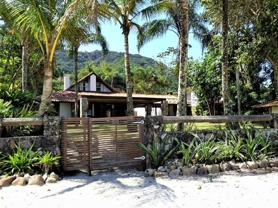 Casa de frente para o mar na praia de Cambury