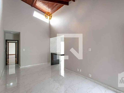 Casa com 3 quartos à venda no bairro Santa Mônica, 260m²