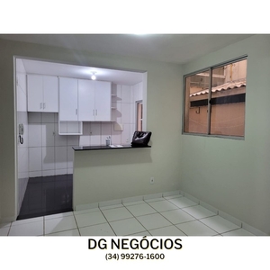 Apartamento térreo com quintal, 2 quartos com armários no bairro Santa Mônica - Uberlândia