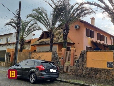 Casa com 4 dormitórios no Santa Mônica