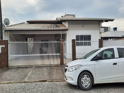 Casa em Camboriú no bairro Tabuleiro 04 Dormitórios sendo 01 Suíte;