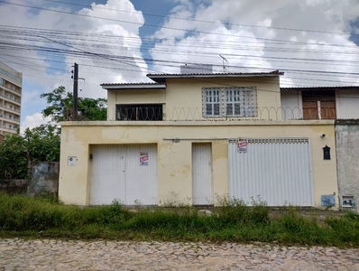 Casa para aluguel possui 200 metros quadrados com 5 quartos em Cambeba - Fortaleza - CE