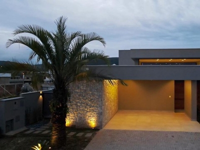Venda de Casa no condomínio com 260 m² com 4 quartos - Gourmet/ Piscina/ Aquecimento Solar