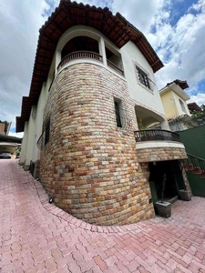 Casa com 6 quartos à venda no bairro Sagrada Família, 250m²