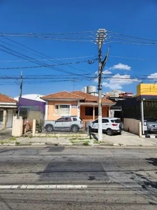 A casa comercial está localizado no bairro Jardim das Flores