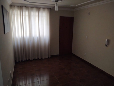 Alugo apartamento de 3 quartos bem localizado no bairro Santa Mônica, direto comigo.