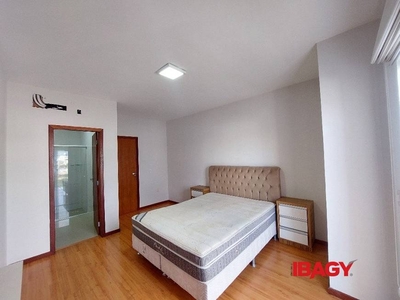 Casa com 2 Quartos e 2 banheiros para Alugar, 95 m² por R$ 2.000/Mês