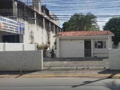 Casa comercial para aluguel no bairro de Candeias.