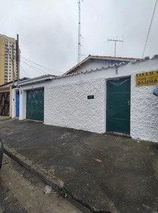 Casa para aluguel possui 140 metros quadrados com 2 quartos