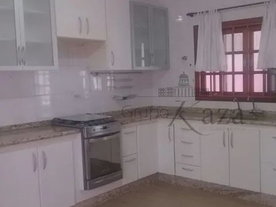 Casa para aluguel possui 156 metros quadrados com 4 quartos