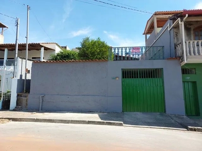 Excelente casa 03 quartos, ótima localização, 01 vaga de garagem coberta